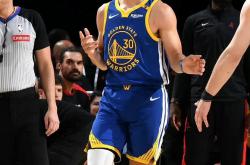 开云体育入口-勇士横扫火箭，浓眉哥状态火热