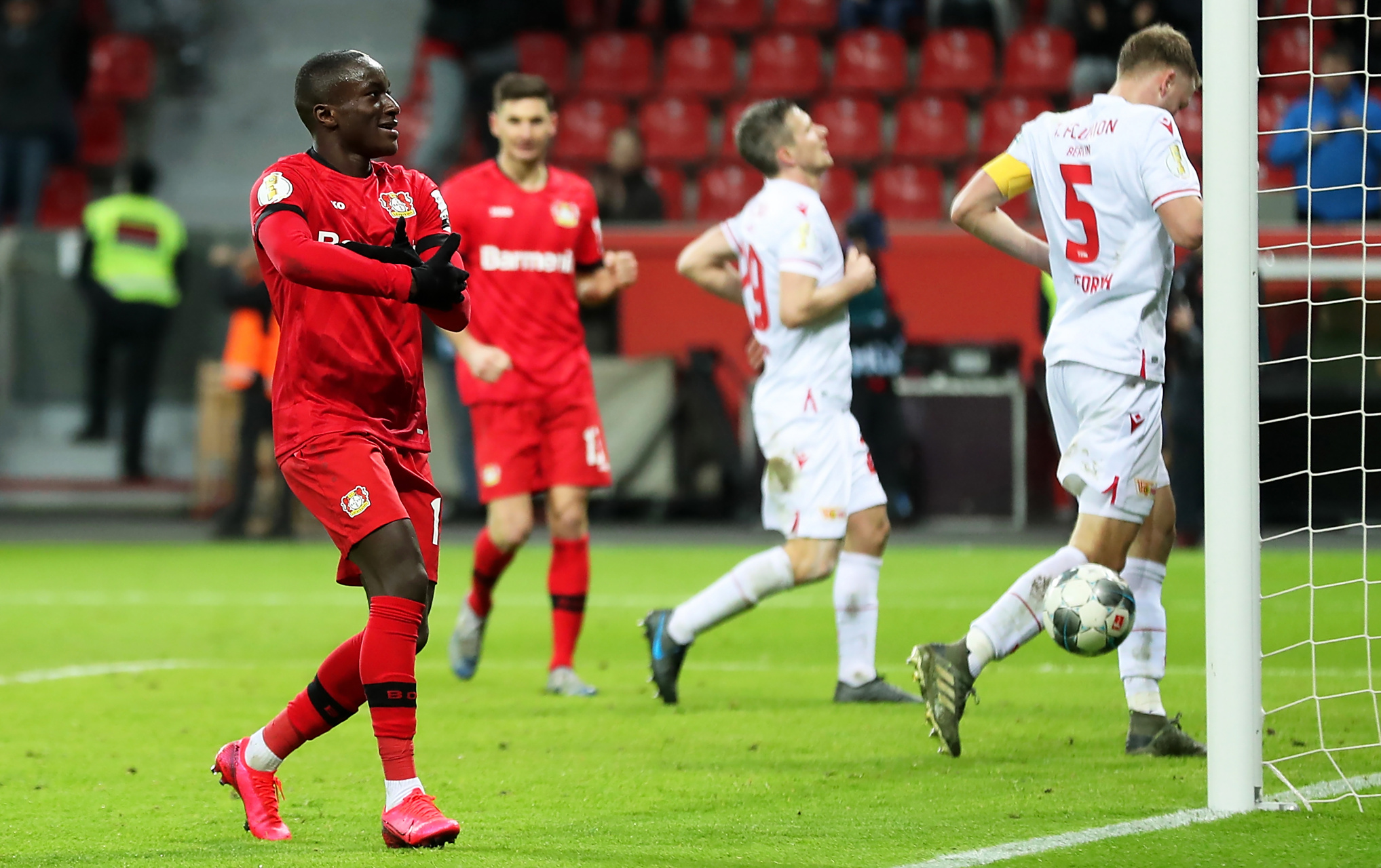 勒沃库森主场大胜,继续保持领先优势 勒沃库森主场大胜,继续保持领先优势