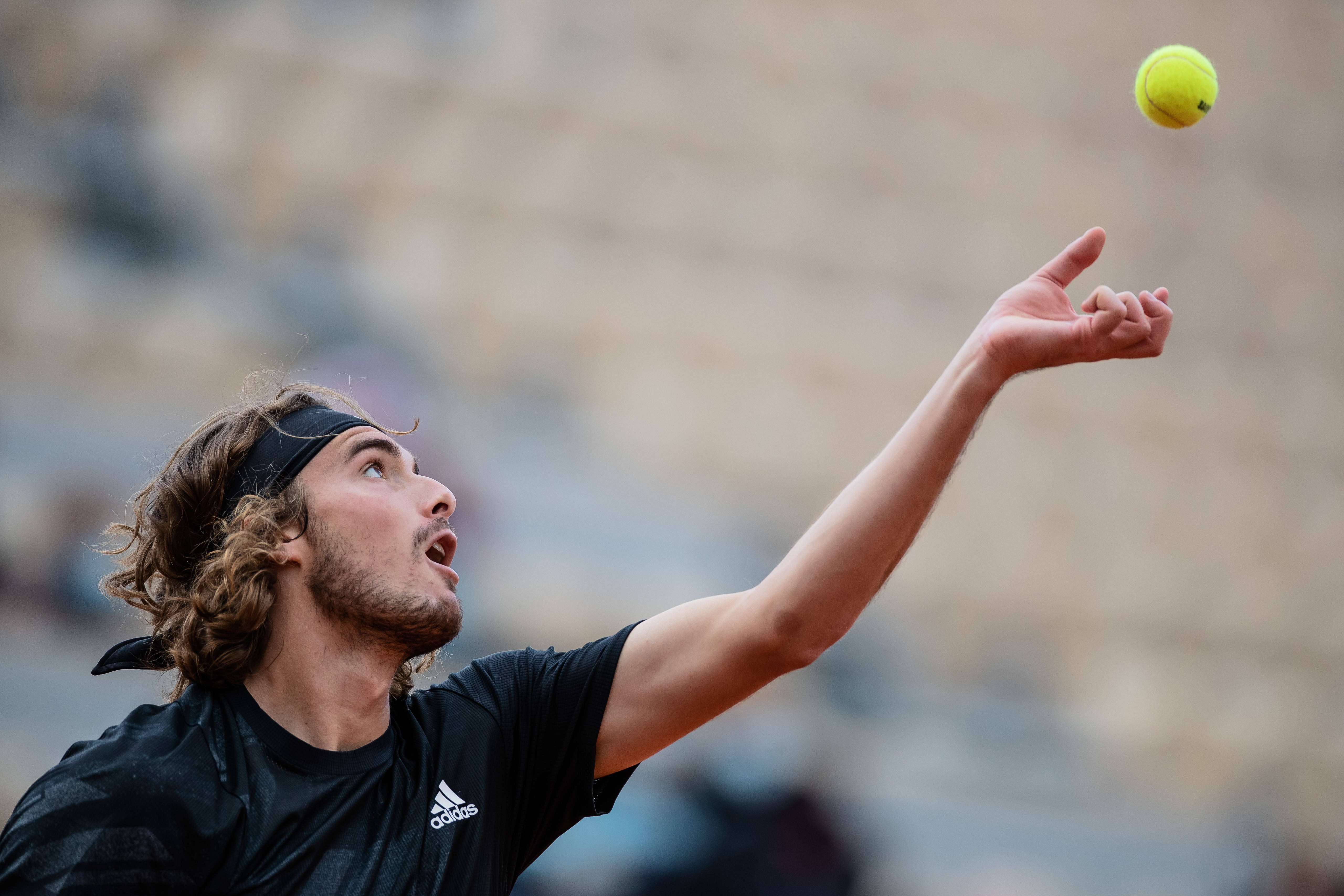 法国网球队完胜澳大利亚网球队，西西帕斯完成帽子戏法的简单介绍