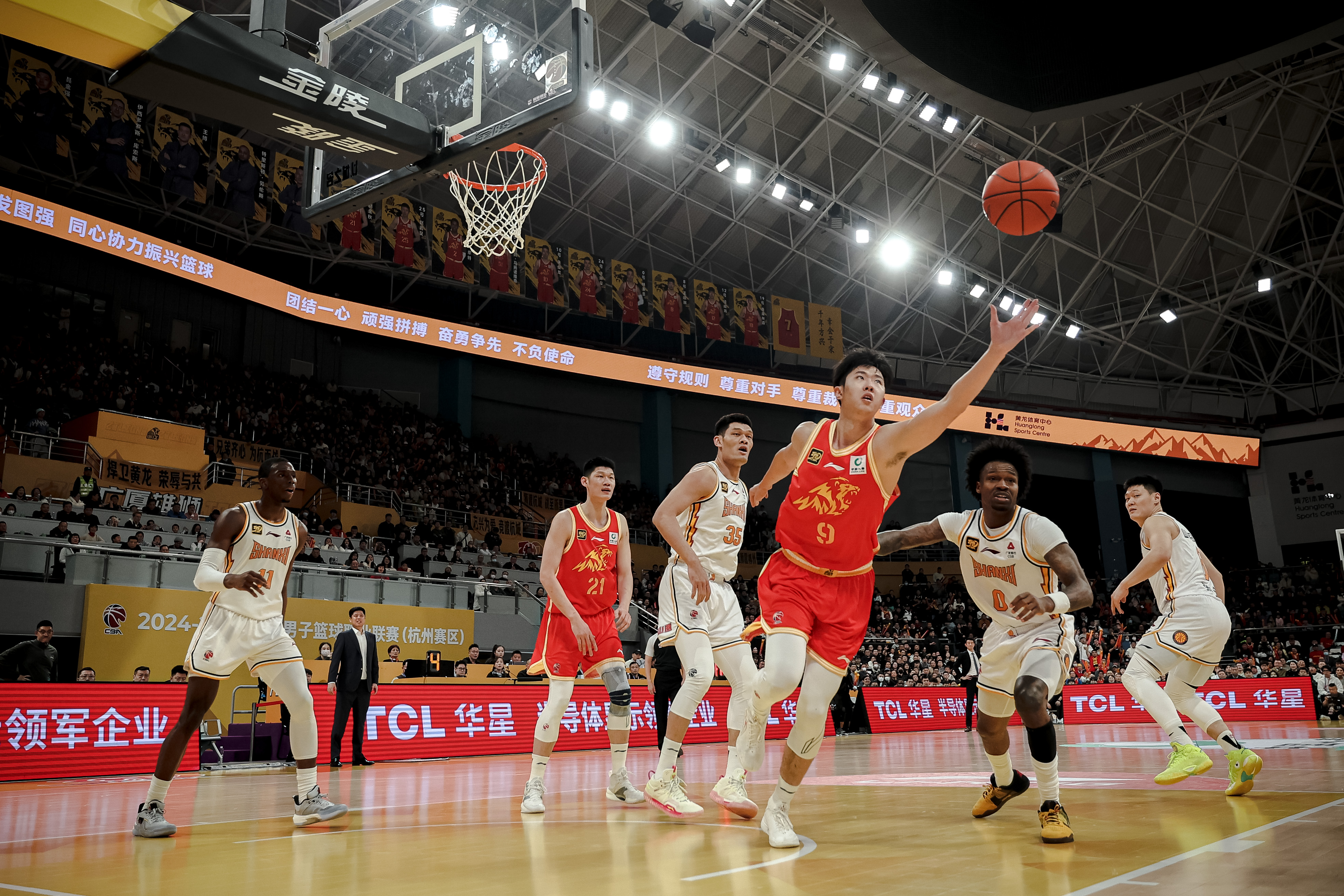 关于青岛队力克浙江队，范弗利特点燃赛场的信息